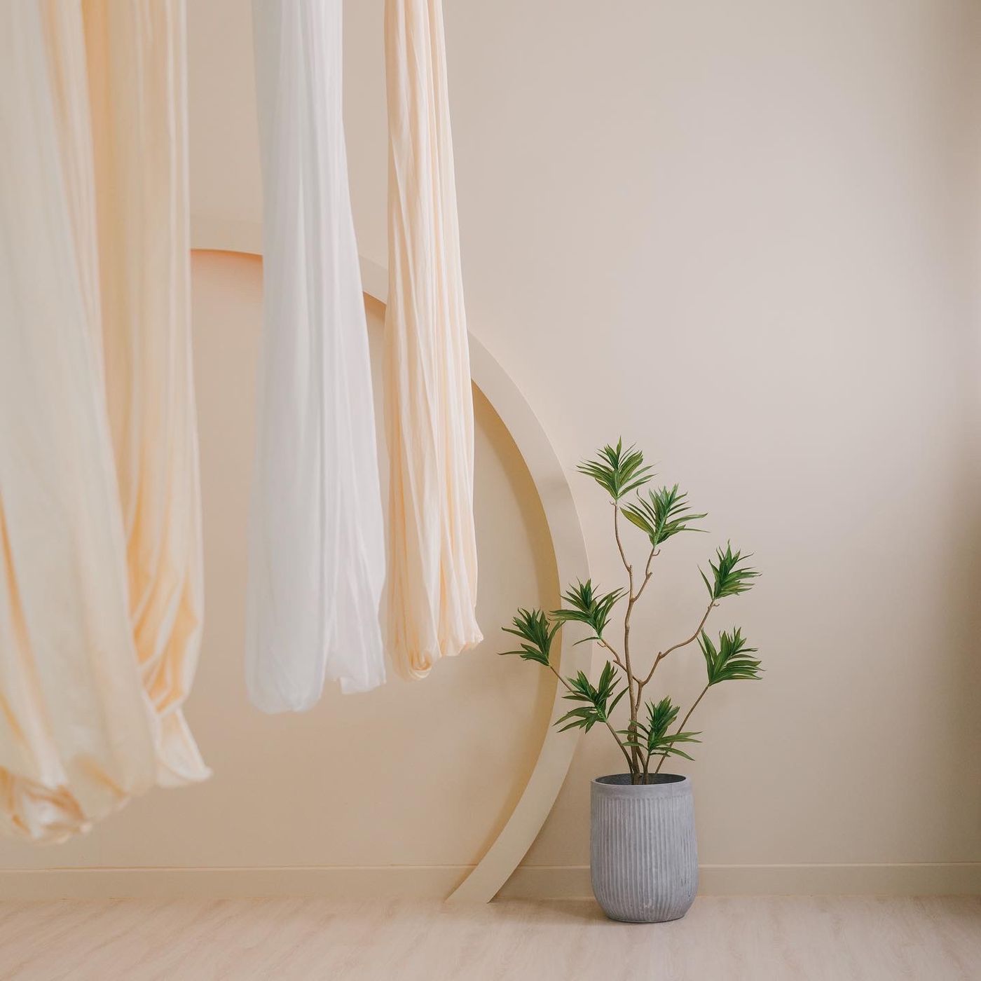 Aerial hammocks room